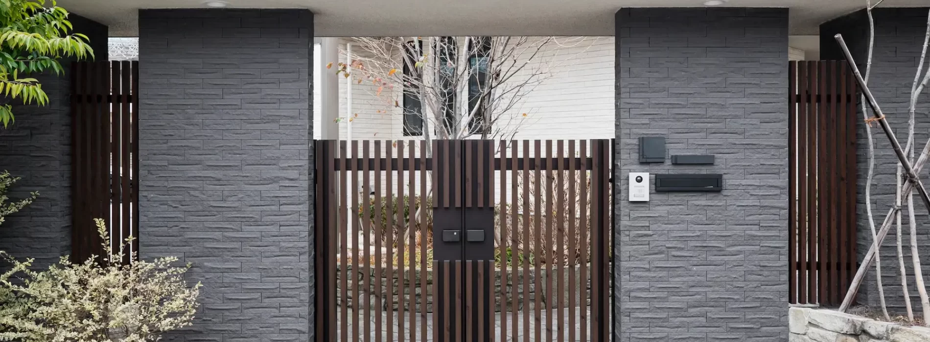 japanese-house-entrance-with-fence_23-2149301041.jpg